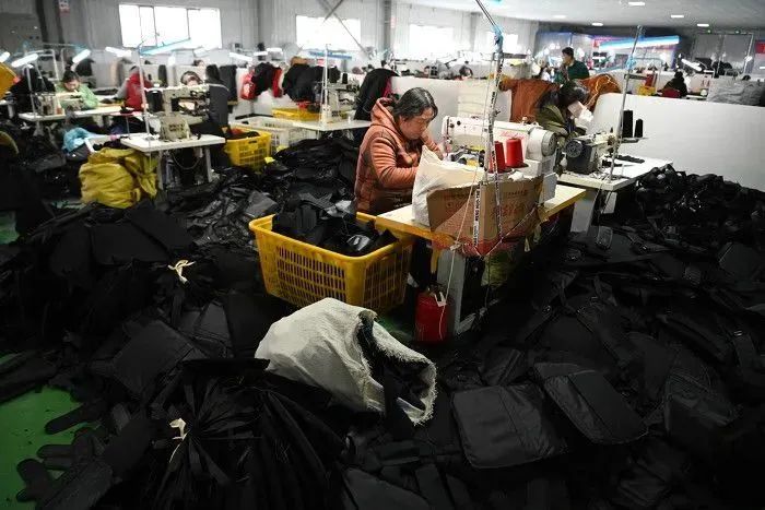 18年義烏箱包廠手袋加工這樣安排流水線作業(yè)-時(shí)尚頻道-手.